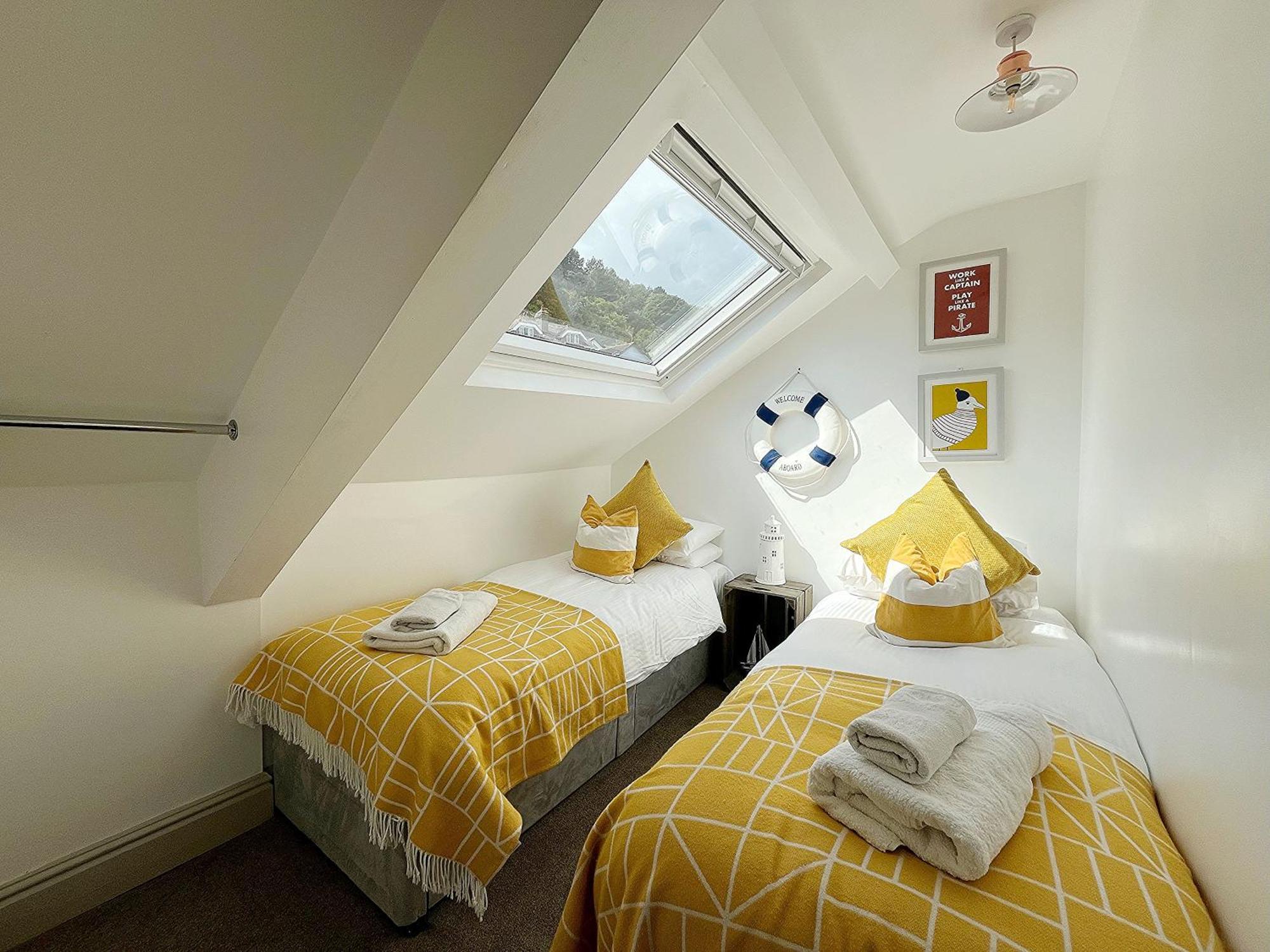 Nancie'S Place - Dartmouth Town Center With Private Parking - A Traditional Georgian Private Duplex Apartment - Beautifully Refurbished - Two Bedrooms, Bathroom, Kitchen And Lounge Diner Exteriör bild