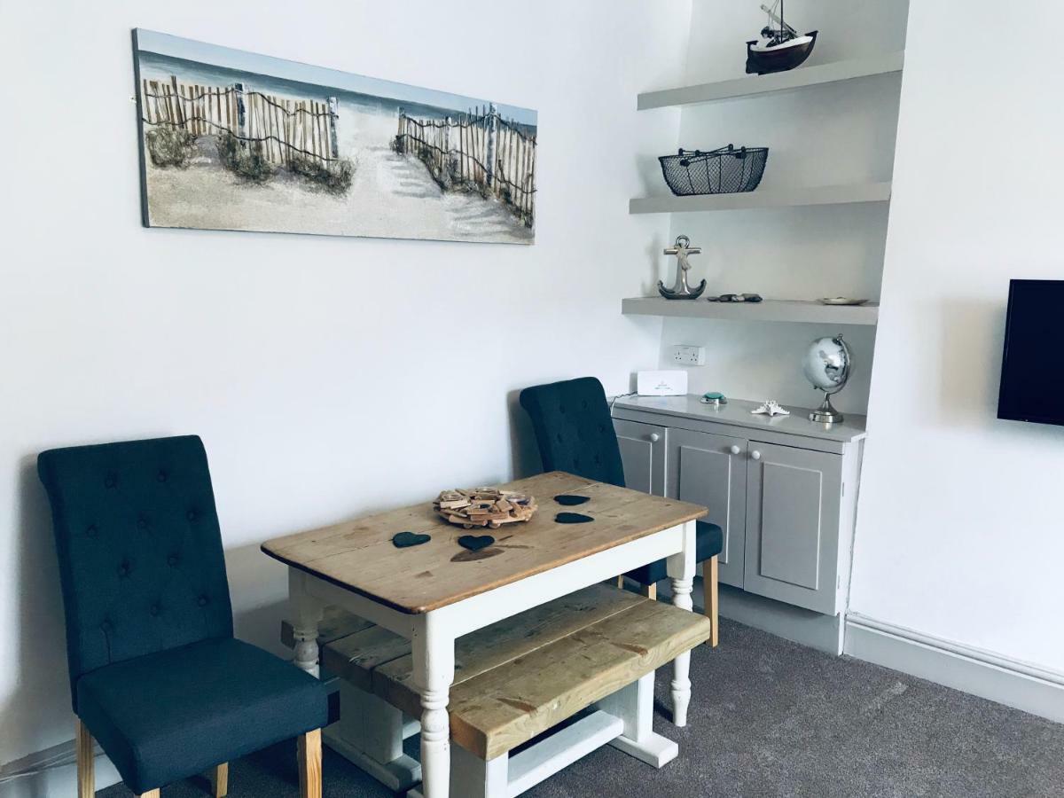 Nancie'S Place - Dartmouth Town Center With Private Parking - A Traditional Georgian Private Duplex Apartment - Beautifully Refurbished - Two Bedrooms, Bathroom, Kitchen And Lounge Diner Exteriör bild