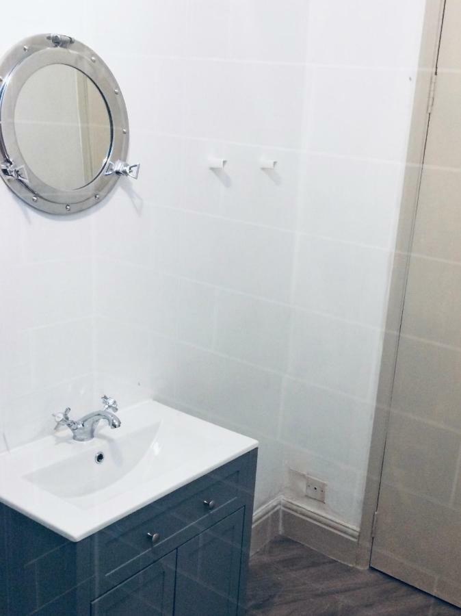 Nancie'S Place - Dartmouth Town Center With Private Parking - A Traditional Georgian Private Duplex Apartment - Beautifully Refurbished - Two Bedrooms, Bathroom, Kitchen And Lounge Diner Exteriör bild